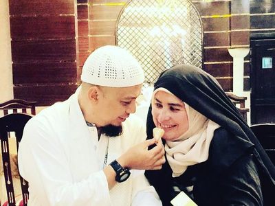 Mengenang Kembali Kehangatan Ustaz Arifin Ilham dan Keluarga Saat Makan Bersama