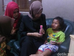 Foto Balita yang Nangis Cari Orang Tuanya Sedang Di-viralkan Polisi