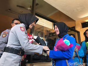 Seikat Bunga untuk Polisi dari Mahasiswi di Jember