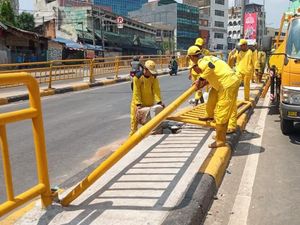 Pemprov DKI Perbaiki Pagar Pembatas Jalan yang Rusak Akibat Rusuh 22 Mei