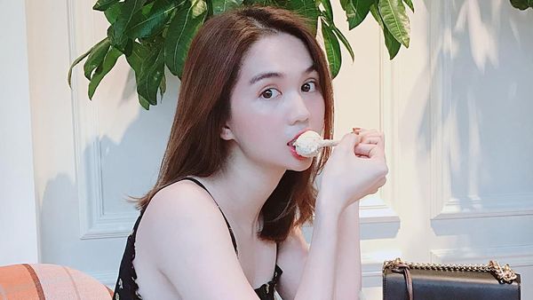 Dikritik Berbaju Terlalu Seksi, Ini Gaya Makan Model Vietnam Ngoc Trinh