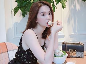 Pose Kuliner Model Berbaju Seksi di Cannes hingga Berburu Kue Kering Kiloan Pose Kuliner Model Berbaju Seksi di Cannes hingga Berburu Kue Kering Kiloan