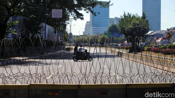 Lalin di Gatsu yang Mengarah ke Gedung DPR Masih Ditutup