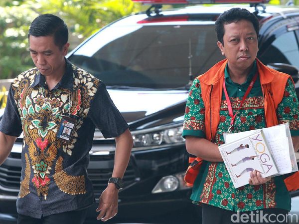 Momen Rommy Pamer Buku Yoga di KPK