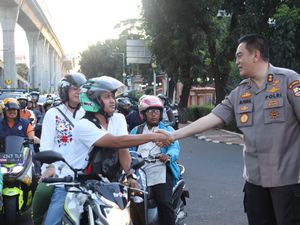 Rangkul Warga, Polri Bagikan Takjil dan Nasi Kotak ke Pengendara di Jaksel