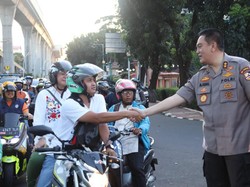 Rangkul Warga, Polri Bagikan Takjil dan Nasi Kotak ke Pengendara di Jaksel
