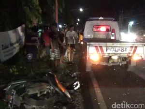 Salip Kendaraan Lain, Biker Ini Tewas Tertabrak Truk Pengangkut Beras