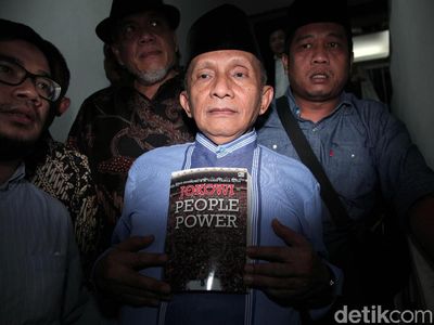 Amien Rais Bawa Buku Jokowi People Power Saat Sambangi Polda