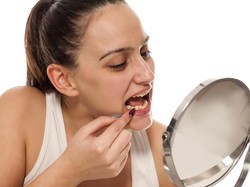 5 Cara Supaya Tidak Ada Sisa Makanan Terselip di Gigi Usai Sahur