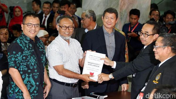 Momen BW dkk Daftarkan Gugatan Prabowo ke MK