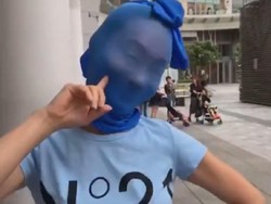 Tampil di Publik Pakai Kaus Kaki di Kepala, Aktris Ini Bikin Heboh