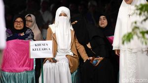 Dirundung Duka, Para Bidadari Ustaz Arifin Ilham Saling Menguatkan