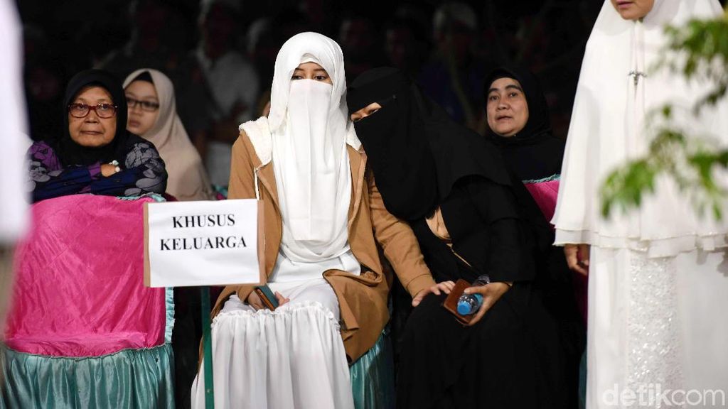 Dirundung Duka, Para Bidadari Ustaz Arifin Ilham Saling Menguatkan Dirundung Duka, Para Bidadari Ustaz Arifin Ilham Saling Menguatkan