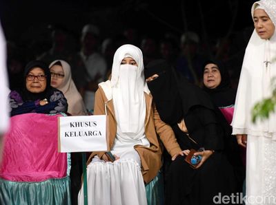 Dirundung Duka, Para Bidadari Ustaz Arifin Ilham Saling Menguatkan