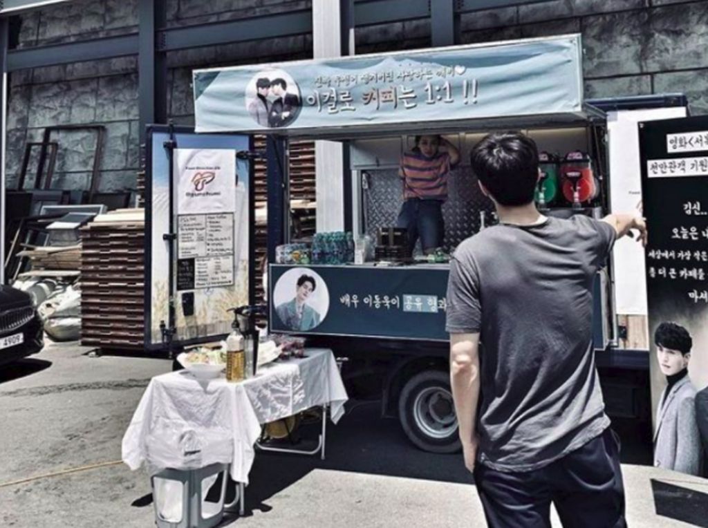 Skor Sama! Giliran Lee Dong Wook yang Kirim Coffee Truck Untuk Gong Yoo