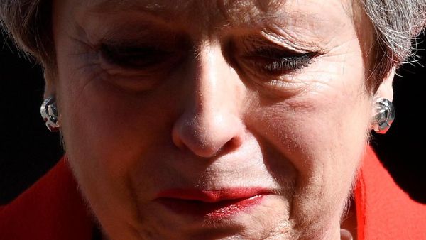 Momen PM Inggris Menangis Saat Umumkan Pengunduran Diri