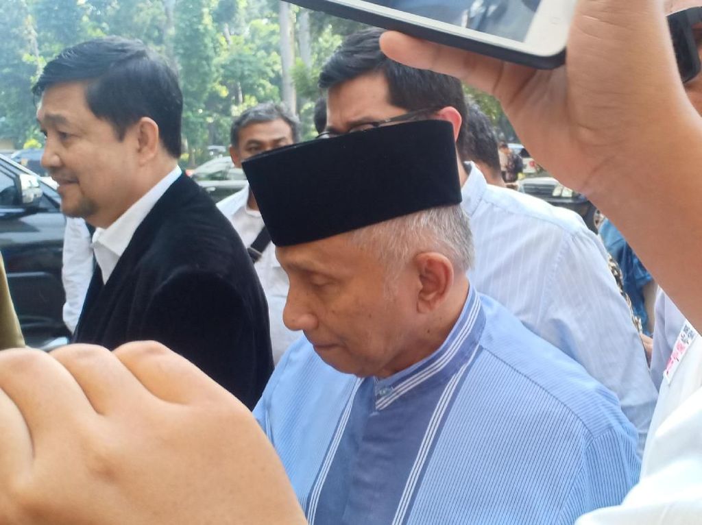 Pemeriksaan Diskors untuk Ibadah Jumat, Amien Rais: Salat Lebih Penting Pemeriksaan Diskors untuk Ibadah Jumat, Amien Rais: Salat Lebih Penting