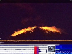Gunung Agung Erupsi, Sejumlah Daerah Hujan Abu dan Pasir Tebal