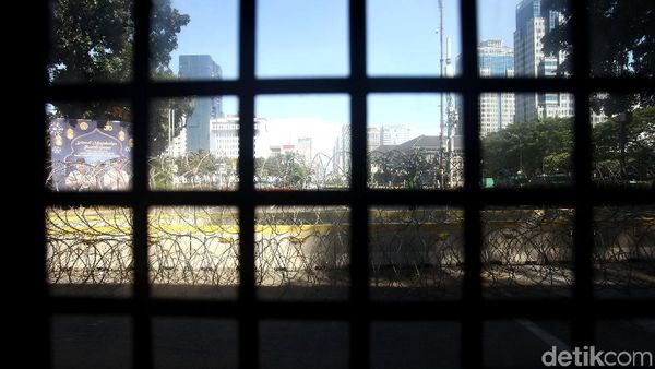 Kawat Berduri Tutup Jalan Merdeka Barat