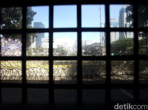 Kawat Berduri Tutup Jalan Merdeka Barat Kawat Berduri Tutup Jalan Merdeka Barat