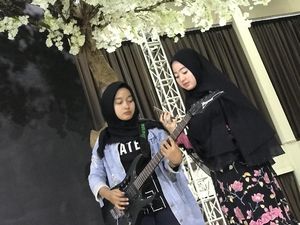 H-1 Grand Final, Lisa Berlatih Vokal Diiringi Gitar Elektrik Delvi H-1 Grand Final, Lisa Berlatih Vokal Diiringi Gitar Elektrik Delvi