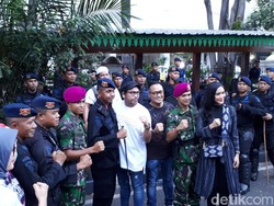 Artis-artis Bagikan Makanan ke TNI-Polri di Depan Gedung MK