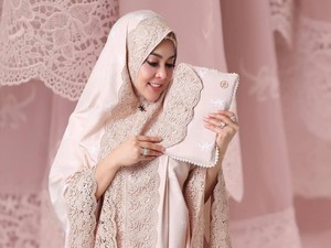 Sold Out, Mukena Rp 3,5 Juta Syahrini Dicari Orang Malaysia sampai Singapura Sold Out, Mukena Rp 3,5 Juta Syahrini Dicari Orang Malaysia sampai Singapura