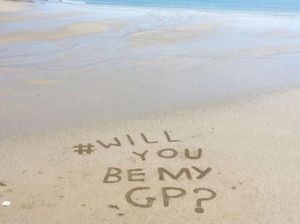 Kehilangan Dokter, Warga Buat Pesan Menyentuh di Atas Pasir Pantai