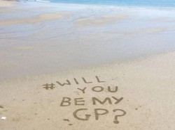 Kehilangan Dokter, Warga Buat Pesan Menyentuh di Atas Pasir Pantai