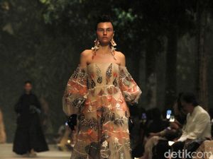 Tersesat di Taman Busana nan Cantik Koleksi Biyan Wanaatmadja