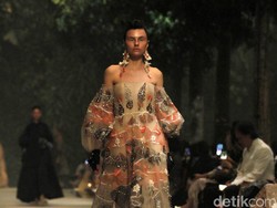 Tersesat di Taman Busana nan Cantik Koleksi Biyan Wanaatmadja