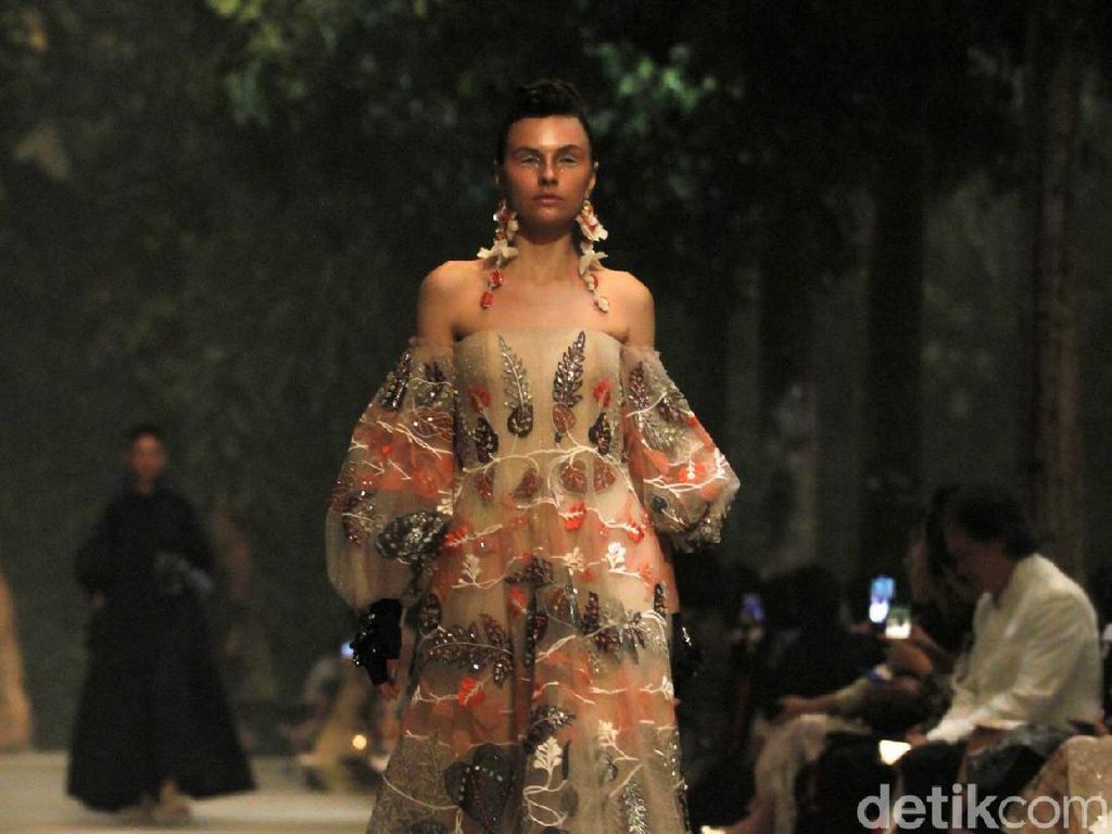 Tersesat di Taman Busana nan Cantik Koleksi Biyan Wanaatmadja Tersesat di Taman Busana nan Cantik Koleksi Biyan Wanaatmadja