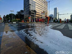 PPSU dan Damkar Gotong Royong Bersihkan Jalan di Depan Bawaslu Pagi Ini