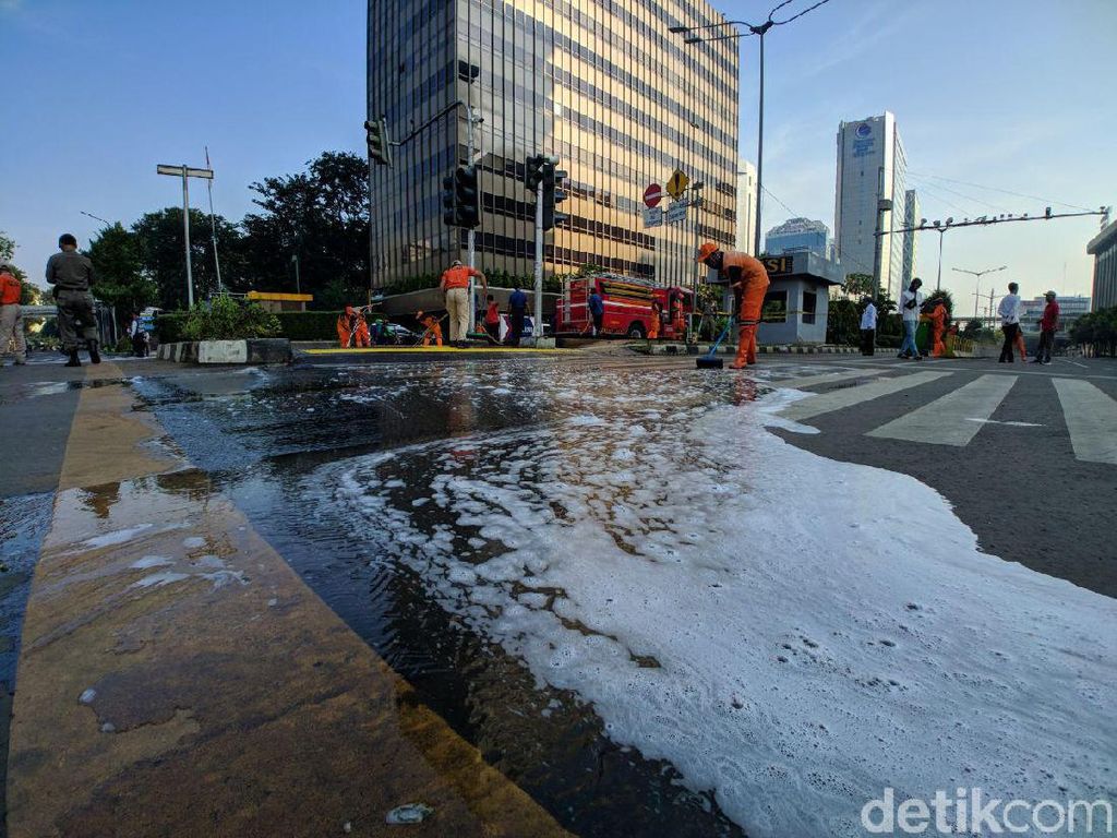 PPSU dan Damkar Gotong Royong Bersihkan Jalan di Depan Bawaslu Pagi Ini PPSU dan Damkar Gotong Royong Bersihkan Jalan di Depan Bawaslu Pagi Ini