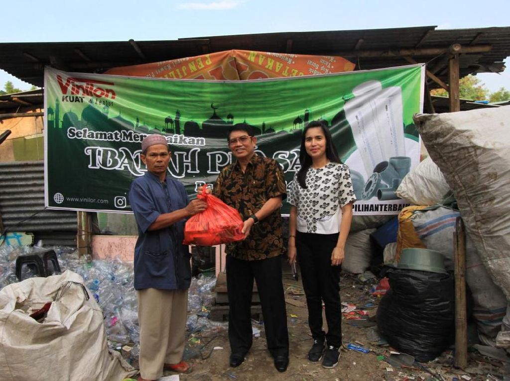 Vinilon Beri Bantuan Ratusan Juta Rupiah ke Anak Yatim & Pemulung Vinilon Beri Bantuan Ratusan Juta Rupiah ke Anak Yatim & Pemulung