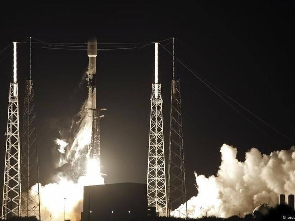 60 Satelit Diluncurkan SpaceX 60 Satelit Diluncurkan SpaceX