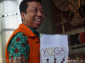 Kembali Diperiksa KPK, Rommy Bawa Buku Yoga