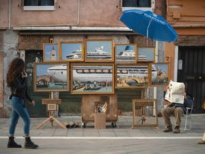 Banksy Konfirmasi Bikin Mural saat Kota Venesia Diterjang Banjir Banksy Konfirmasi Bikin Mural saat Kota Venesia Diterjang Banjir
