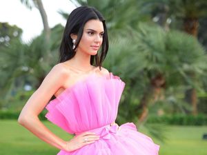 Kendall Jenner dan Jennifer Lopez Pakai Gaun Serupa, Siapa Lebih Stylish? Kendall Jenner dan Jennifer Lopez Pakai Gaun Serupa, Siapa Lebih Stylish?
