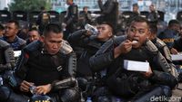 Momen Brimob Buka Puasa Bersama di Sela Amankan Bawaslu