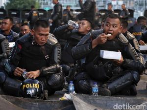 Momen Brimob Buka Puasa Bersama di Sela Amankan Bawaslu Momen Brimob Buka Puasa Bersama di Sela Amankan Bawaslu