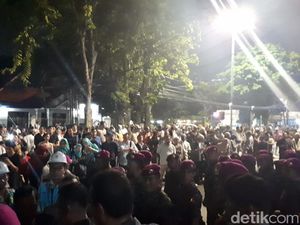 Massa Sambut Kedatangan Tim Hukum Prabowo di MK dengan Takbir