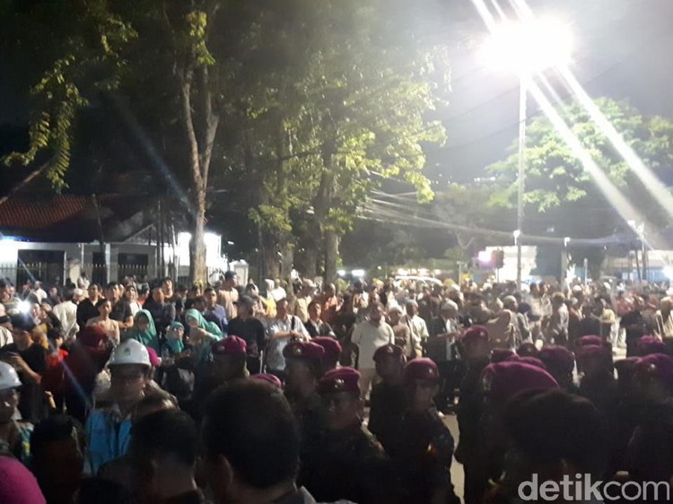 Massa Sambut Kedatangan Tim Hukum Prabowo di MK dengan Takbir Massa Sambut Kedatangan Tim Hukum Prabowo di MK dengan Takbir