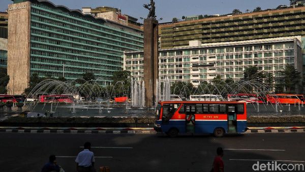 Lalin di Kawasan Bundaran HI Berangsur Normal Lalin di Kawasan Bundaran HI Berangsur Normal
