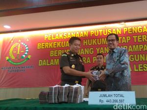 Kejari Surabaya Serahkan Uang Hasil Rampasan Korupsi ke LPDB