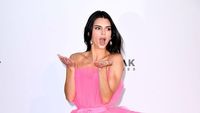 Gaya Selebriti Glamor di Karpet Merah amfAR, Kendall Jenner Hingga Dua Lipa