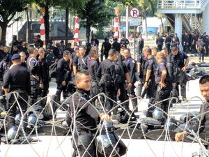 Polisi Masih Siaga di Sekitar Gedung Bawaslu, Kawat Berduri Tetap Dipasang Polisi Masih Siaga di Sekitar Gedung Bawaslu, Kawat Berduri Tetap Dipasang