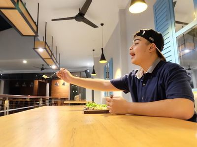Jadi Bos Madu, Putra Ustaz Arifin Ilham Kerap Bagikan Kulineran A la Jomblo