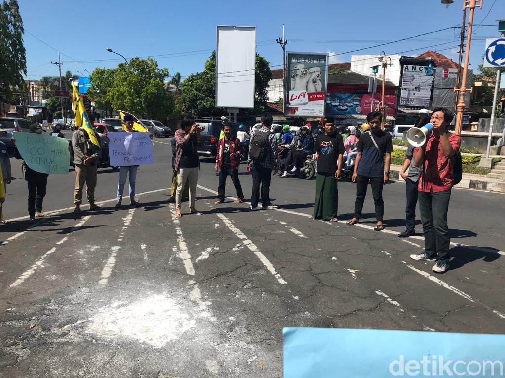 Komitmen Khofifah Tolak Tambang Dipertanyakan Mahasiswa Jember Komitmen Khofifah Tolak Tambang Dipertanyakan Mahasiswa Jember