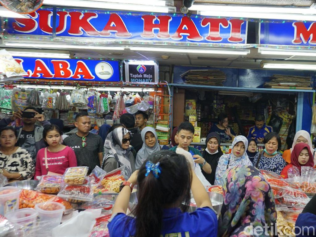 Banjir Pelanggan, Omzet Penjual Kue Kering Lebaran Ini Naik 3 Kali Lipat! Banjir Pelanggan, Omzet Penjual Kue Kering Lebaran Ini Naik 3 Kali Lipat!